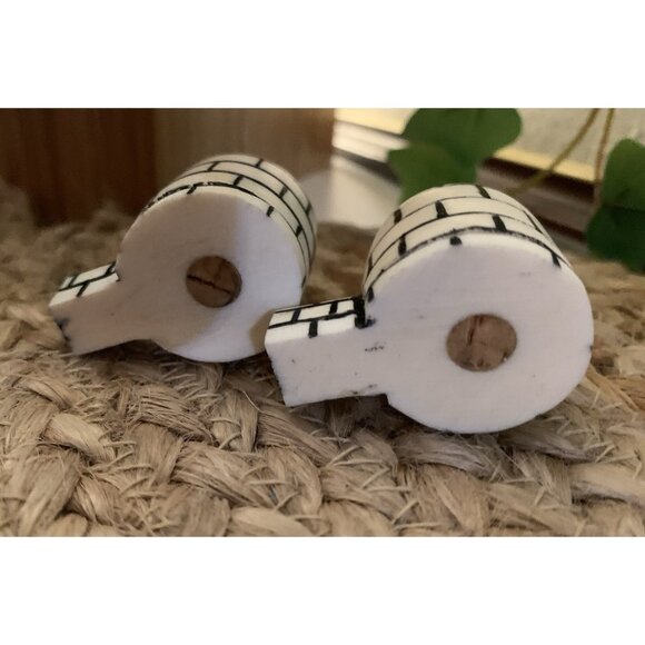 Inuit Collectible Carved Vintage Igloo Salt & Pepper Shakers Original Cork - Picture 3 of 6